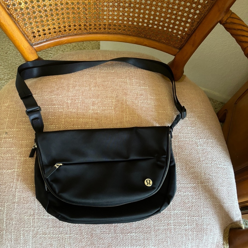Black Crossover and/or fannypack, Perfect condition!